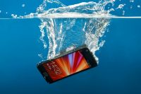 7 tips om een smartphone met waterschade te redden